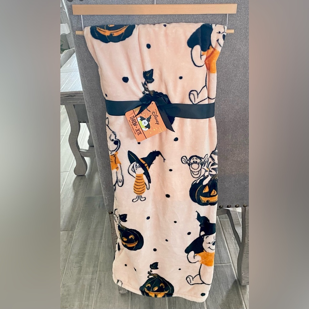 NEW Disney Winnie The Pooh Halloween Throw Blanket